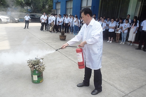 安全員演示如何正確使用滅火器 安全員演示如何正確使用滅火器