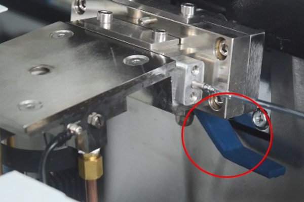 清洗透鏡拿出來前，一定要關(guān)閉球閥，否則造成真空倒吸