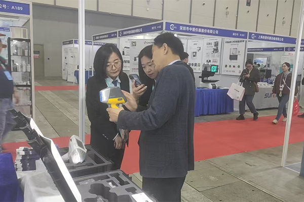 為嘉賓演示我司手持式光譜儀