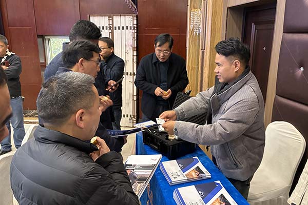 為嘉賓介紹我司產品 為嘉賓介紹我司產品